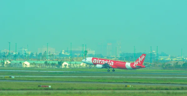 Civiele vliegtuigen parkeren op de Tan zoon Nhat International Luchthaven — Stockfoto