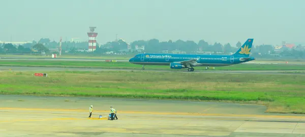 Aeronaves civis estacionando no Aeroporto Internacional Tan Son Nhat — Fotografia de Stock