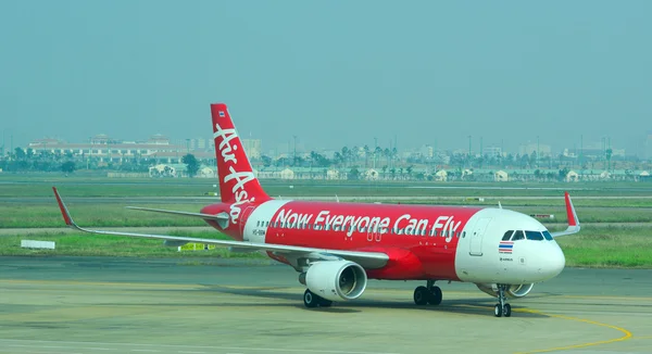 Aerei civili parcheggio presso l'aeroporto internazionale di Tan Son Nhat — Foto Stock