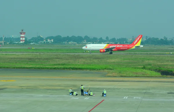 Aerei civili parcheggio presso l'aeroporto internazionale di Tan Son Nhat — Foto Stock