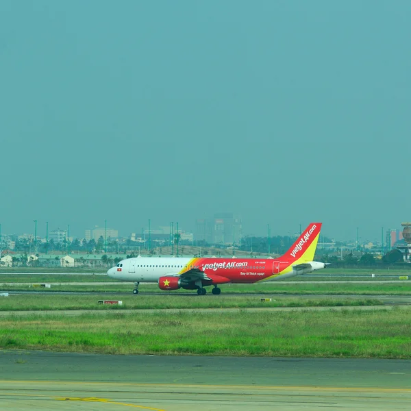 Aerei civili parcheggio presso l'aeroporto internazionale di Tan Son Nhat — Foto Stock