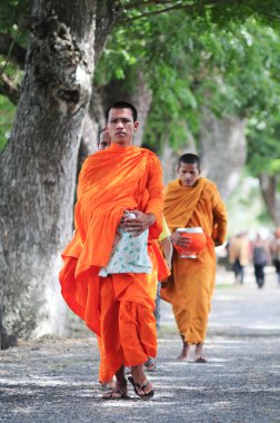 Asya genç rahipler sabah sadaka yürüyüş