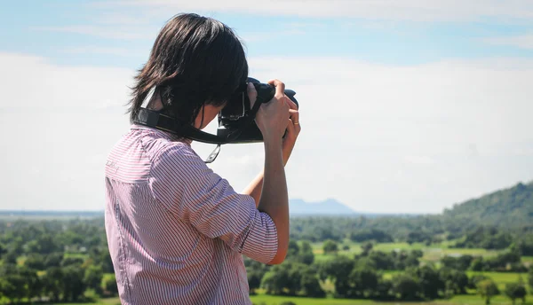 Fotógrafo de naturaleza con cámara digital — Foto de Stock
