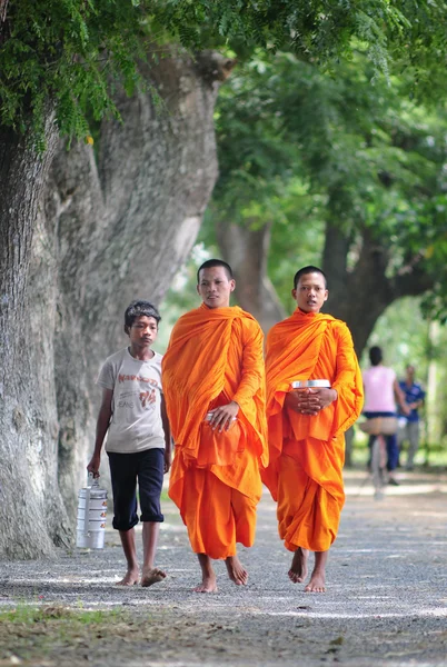 Aziatische jonge monniken ochtend alms wandelen — Stockfoto