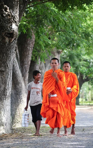 Aziatische jonge monniken ochtend alms wandelen — Stockfoto