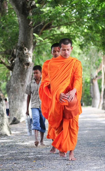 Asiatic tineri călugări mers pe jos dimineață pomană — Fotografie, imagine de stoc
