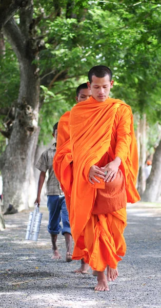 Aziatische jonge monniken ochtend alms wandelen — Stockfoto