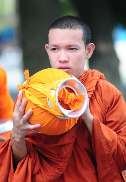 Asiático jóvenes monjes caminando mañana limosna — Foto de Stock