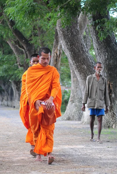 Asiatic tineri călugări mers pe jos dimineață pomană — Fotografie, imagine de stoc