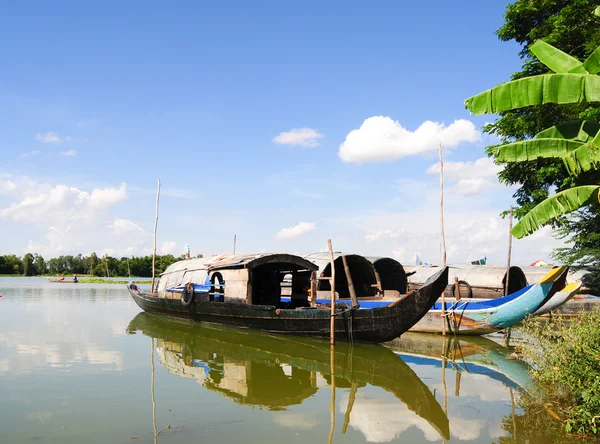 Balıkçı teknesi Mekong Nehri üzerinde — Stok fotoğraf