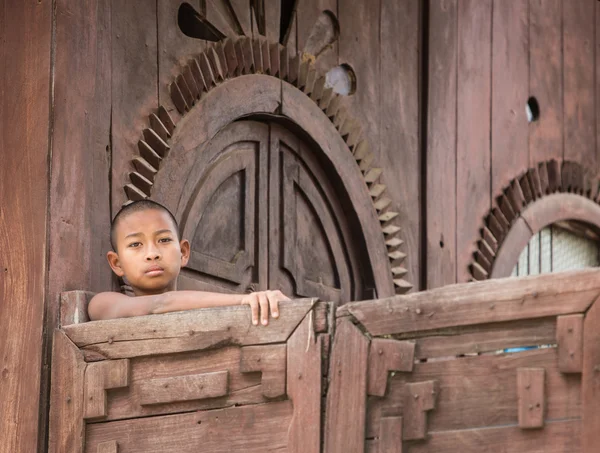 Novato budista birmano en Mandalay Imágenes De Stock Sin Royalties Gratis