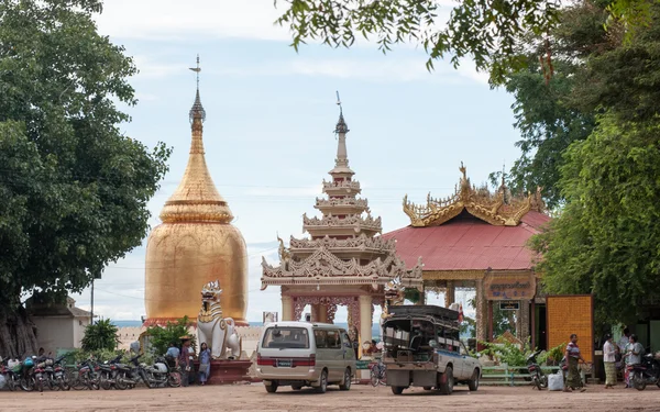 Golden stupa of Bu Paya Pagoda — Stock Photo, Image