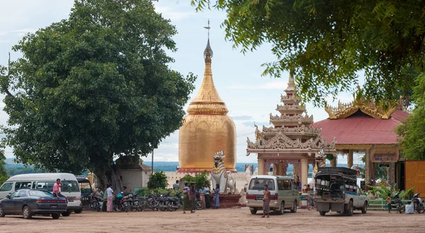 Golden stupa of Bu Paya Pagoda — Stock Photo, Image