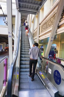 Gezginler bir Bts Skytrain istasyonu geçmek