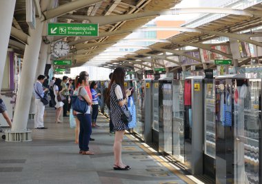İnsanlar gökyüzü treni bekle