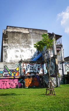 Terk edilmiş binada dev grafiti