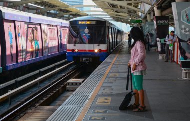 İnsanlar gökyüzü treni bekle