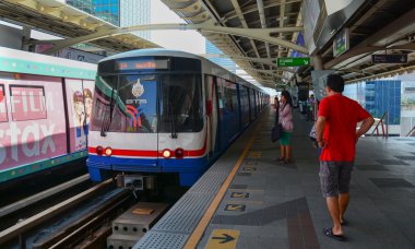 İnsanlar gökyüzü treni bekle