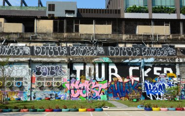 Terk edilmiş binada dev grafiti