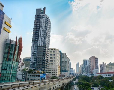 Sokak ve gökyüzü tren görünümünü