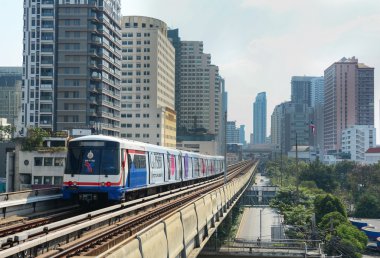 BTS Skytrain yükseltilmiş raylar üzerinde