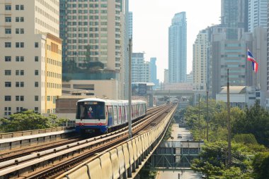 BTS Skytrain yükseltilmiş raylar üzerinde
