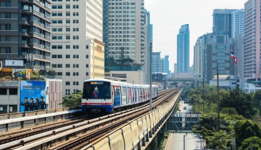 BTS Skytrain yükseltilmiş raylar üzerinde