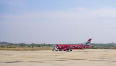 Sivil uçak Mandalay Uluslararası Havaalanı'nda otopark