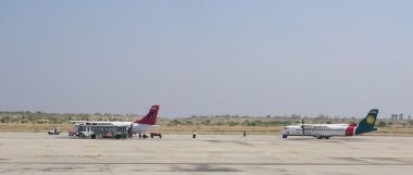 Sivil uçak Mandalay Uluslararası Havaalanı'nda otopark