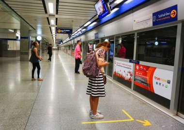 Metro treni için bekleyenler
