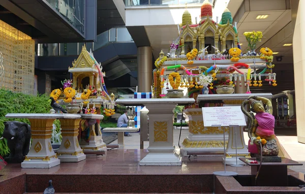 Kleiner altar auf der straße in bangkok — Stockfoto