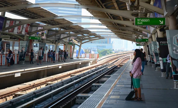 Människor vänta på sky tåget — Stockfoto