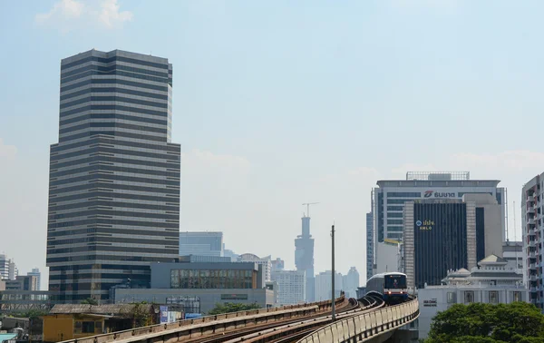 Weergave van street en hemel trein — Stockfoto