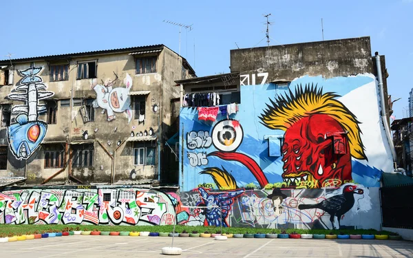 Reus graffiti op verlaten gebouw — Stockfoto
