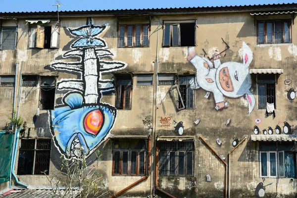 Гигантские граффити на заброшенном здании — стоковое фото