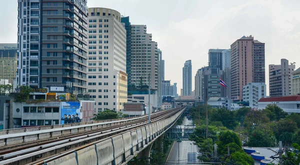 BTS Skytrain op verhoogde rails — Stockfoto