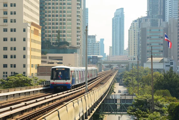 BTS Skytrain op verhoogde rails — Stockfoto