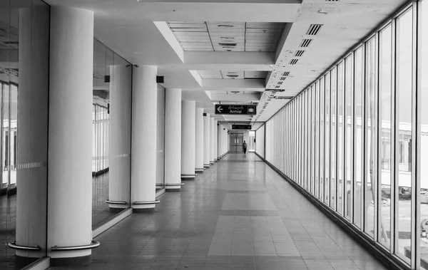 Άσπρη αίθουσα στο αεροδρόμιο - σύγχρονη αρχιτεκτονική — Φωτογραφία Αρχείου