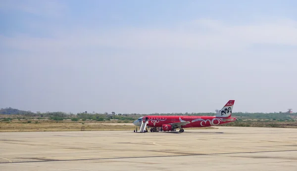 Aeronaves civis estacionando no aeroporto internacional de Mandalay — Fotografia de Stock