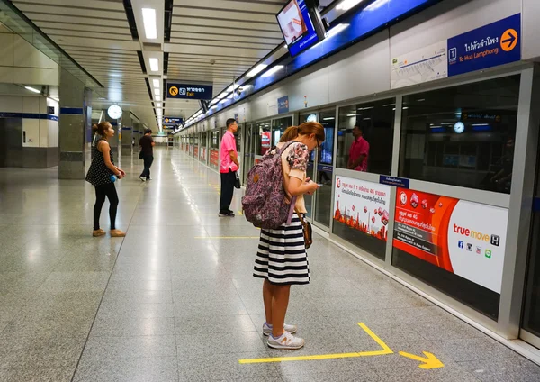 People waiting for subway train — Stock Photo, Image