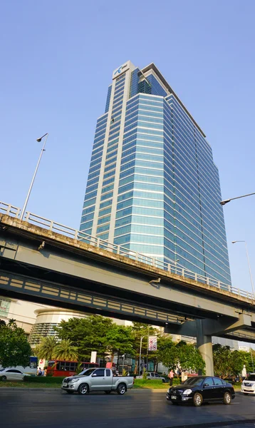 Modernes glasgebäude in bangkok — Stockfoto