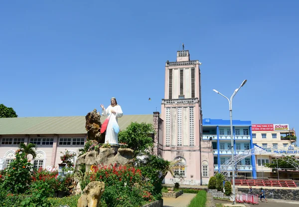 Gammel, vakker kirke i Vietnam – stockfoto