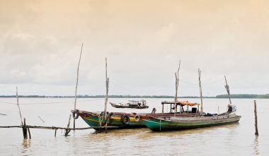 Mekong Nehri üzerinde yüzen tekne izole
