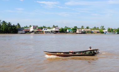 Mekong Nehri üzerinde yüzen tekne izole