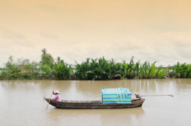 Mekong Nehri üzerinde yüzen tekne izole