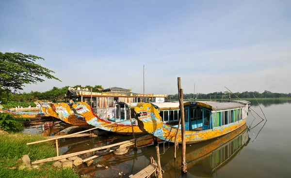 Turist båtar, dragon formade — Stockfoto