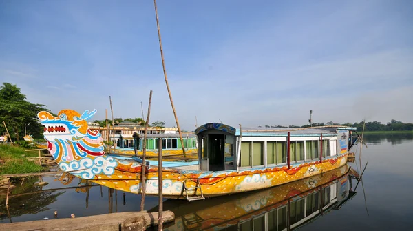 Turis perahu, naga berbentuk — Stok Foto
