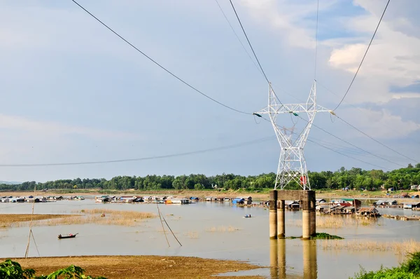 Paisagem pitoresca com linhas de energia através do lago — Fotografia de Stock