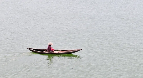 Isolate boat floating on the Mekong river — Stock Photo, Image