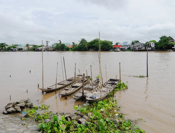 Изолировать лодку, плывущую по реке Меконг — стоковое фото